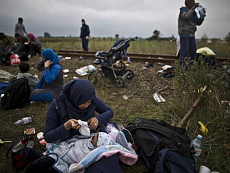 Thousands of refugees are stil...